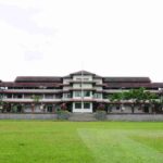 Foto gedung SMA Negeri 13 Bandung dengan halaman luas sebagai fasilitas sekolah