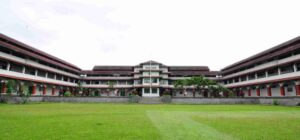 Foto gedung SMA Negeri 13 Bandung dengan halaman luas sebagai fasilitas sekolah