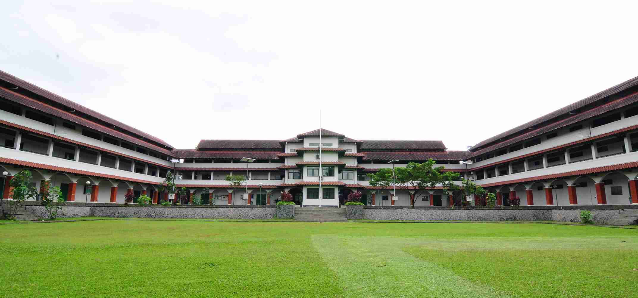 Foto gedung SMA Negeri 13 Bandung dengan halaman luas sebagai fasilitas sekolah