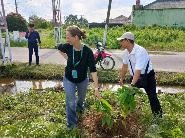 2025-04-22-dokter-ipong-tanam-pohon-bareng-bule-eropa-di-pangkalpinang-sambut-hari-bumi-dengan-aksi-nyata Pendanaan Ekowisata Berkelanjutan: Model Bisnis yang Dukung Pelestarian Biodiversitas