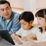 Peran orang tua dalam pendidikan anak di rumah, ayah dan ibu mendampingi anak belajar