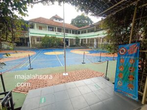 Gedung SMA Negeri di Bandung dengan suasana lingkungan sekolah yang nyaman dan asri.