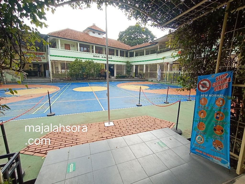 Gedung SMA Negeri di Bandung dengan suasana lingkungan sekolah yang nyaman dan asri.
