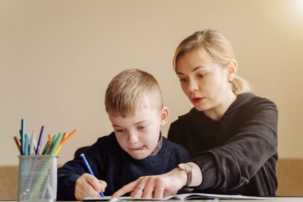 mother-using-laptop-tablet-teaching-with-her-son-online-home-his-room-scaled-1-1024x683 Peran Orang Tua dalam Pendidikan Anak untuk Membangun Generasi Hebat