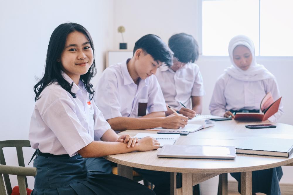 murid-sekolah-menengah-atas-sman13bandung Rahasia Sistem Belajar Modern yang Diam-Diam Dipakai Sekolah Berprestasi di Dunia